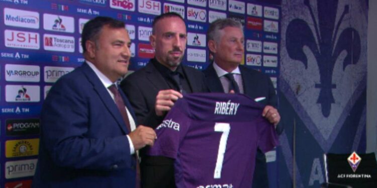 Franck Ribery presentato dalla Fiorentina (da Twitter @acffiorentina)