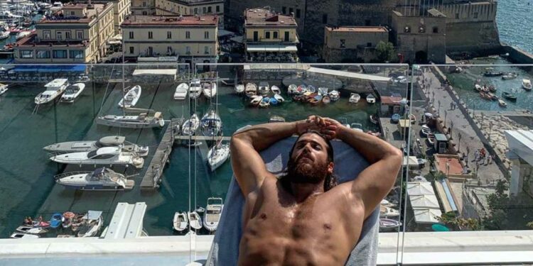 Can Yaman a Napoli (Foto: Instagram)