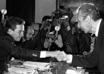 Stretta di mano tra Enrico Berlinguer e Aldo Moro nel 1977 (Foto Wikipedia)