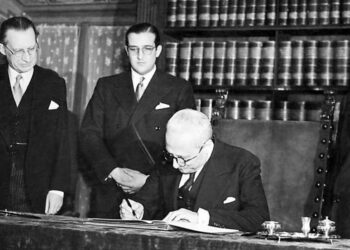 Enrico De Nicola firma la Costituzione il 27 dic. 1947. A sinistra Alcide De Gasperi, ultimo a destra Umberto Terracini (foto dal web)