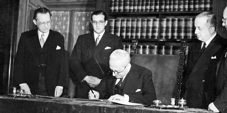 Enrico De Nicola firma la Costituzione il 27 dic. 1947. A sinistra Alcide De Gasperi, ultimo a destra Umberto Terracini (foto dal web)