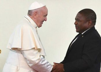 Papa Francesco con il presidente del Mozambico Felipe Nyusi (LaPresse)