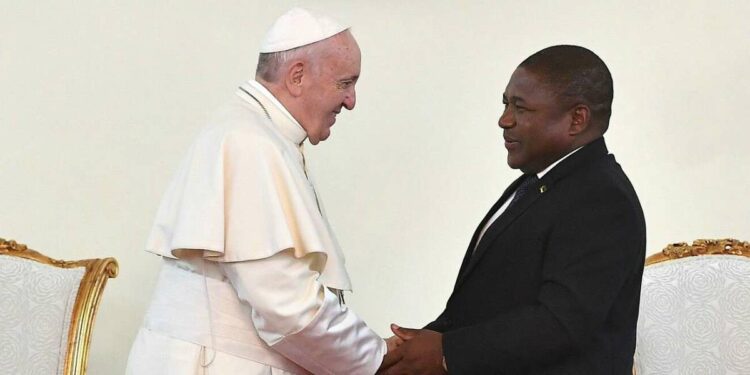 Papa Francesco con il presidente del Mozambico Felipe Nyusi (LaPresse)