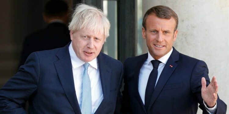 Il premier britannico Boris Johnson con il presidente francese Emmanuel Macron (LaPresse)