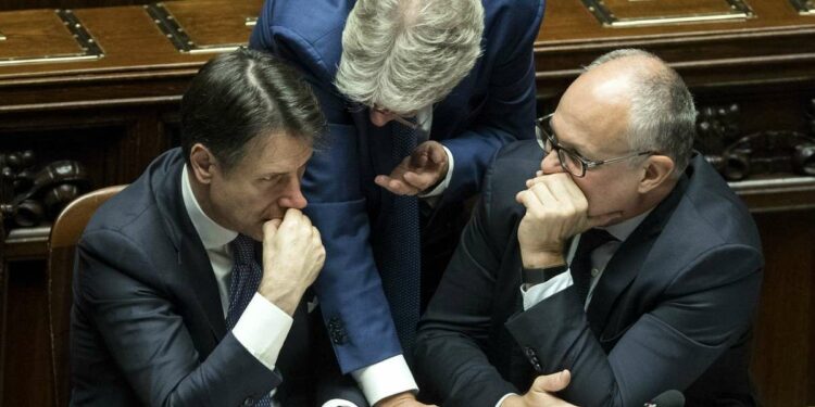 Giuseppe Conte alla Camera con Paolo Gentiloni e Roberto Gualtieri (LaPresse)