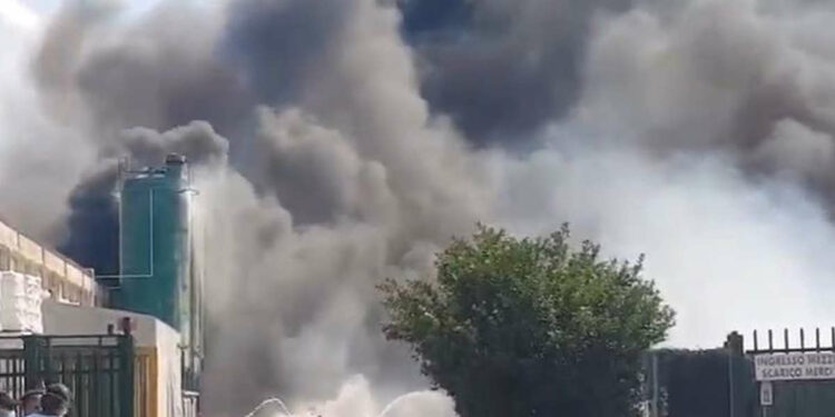 Avellino, incendio in fabbrica (da Video Youtube)