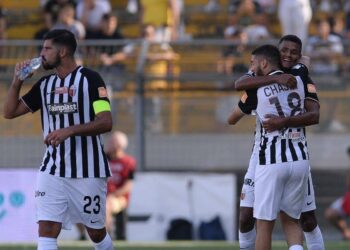 L'esultanza dei giocatori dell'Ascoli dopo un gol di Chajia (foto La Presse)