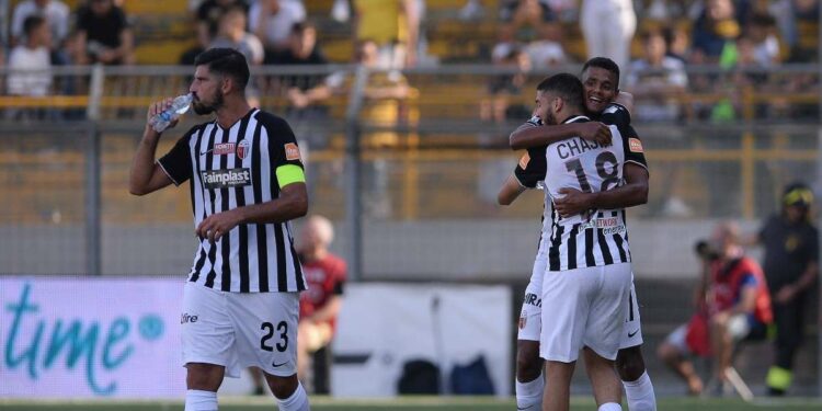 L'esultanza dei giocatori dell'Ascoli dopo un gol di Chajia (foto La Presse)