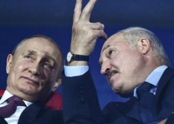 Il presidente russo Vladimir Putin con il presidente bielorusso Alexander Lukashenko (LaPresse)