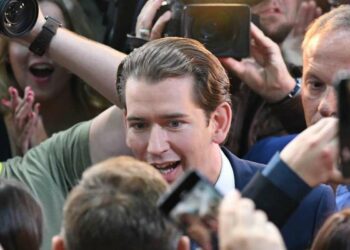 Sebastian Kurz (al centro) dopo la vittoria (LaPresse)