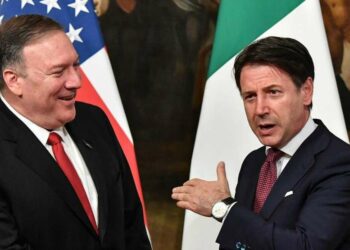 Mike Pompeo con Giuseppe Conte (LaPresse)