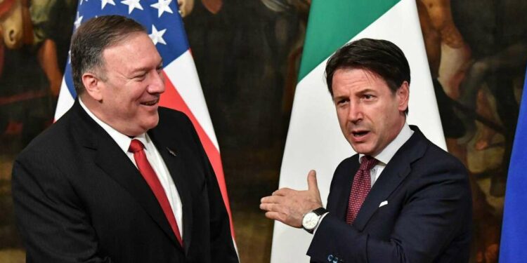 Mike Pompeo con Giuseppe Conte (LaPresse)