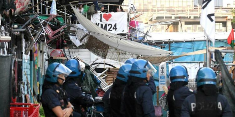 Bologna, sgombero del centro sociale XM24 (LaPresse)