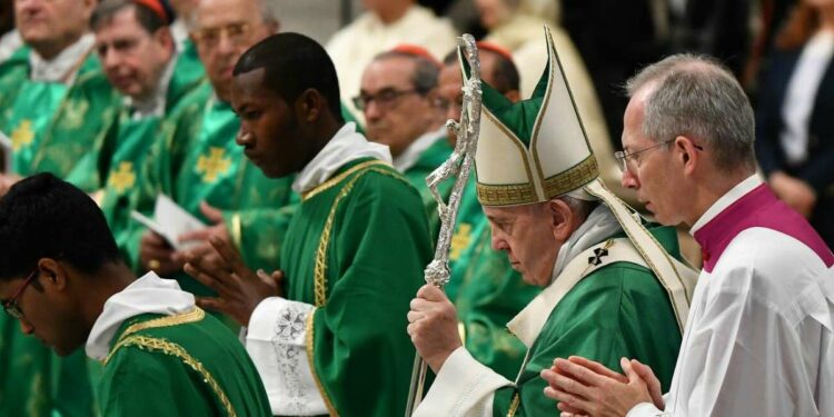 Papa Francesco apre in San Pietro il Sinodo sull'Amazzonia (LaPresse)