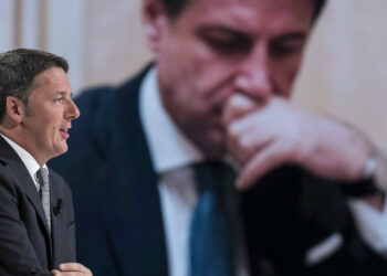 Matteo Renzi. Sullo sfondo, Giuseppe Conte (LaPresse)