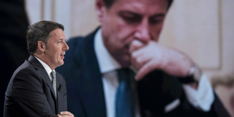 Matteo Renzi. Sullo sfondo, Giuseppe Conte (LaPresse)