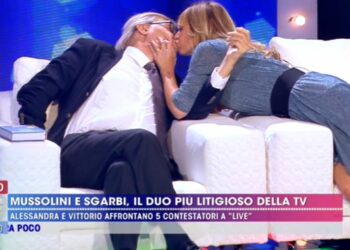 Vittorio Sgarbi e Alessandra Mussolini, bacio a Live Non è la D'Urso