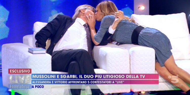 Vittorio Sgarbi e Alessandra Mussolini, bacio a Live Non è la D'Urso