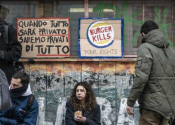 Protesta degli studenti contro l'apertura di un fast-food all'Università di Torino (LaPresse)