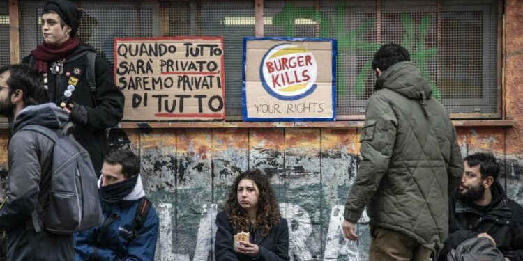 Protesta degli studenti contro l'apertura di un fast-food all'Università di Torino (LaPresse)