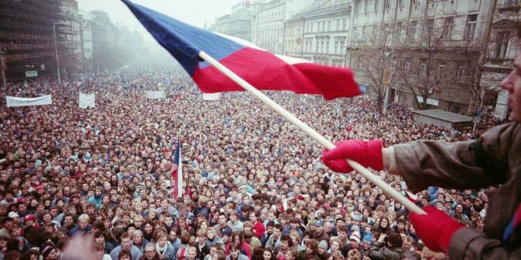 A Praga nel 1989, nei giorni della Rivoluzione di Velluto (foto dal web)