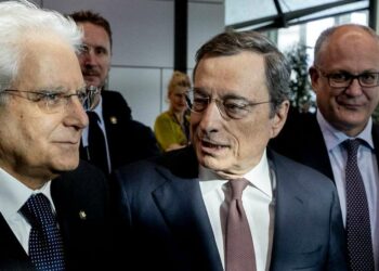 Sergio Mattarella con Mario Draghi. Dietro, Roberto Gualtieri (LaPresse)