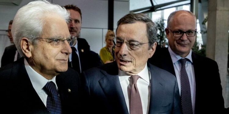 Sergio Mattarella con Mario Draghi. Dietro, Roberto Gualtieri (LaPresse)