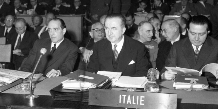 1959, delegazione italiana al congresso ministeriale della Nato: (da sin.) Fernando Tambroni, Giuseppe Pella, Giulio Andreotti (LaPresse)