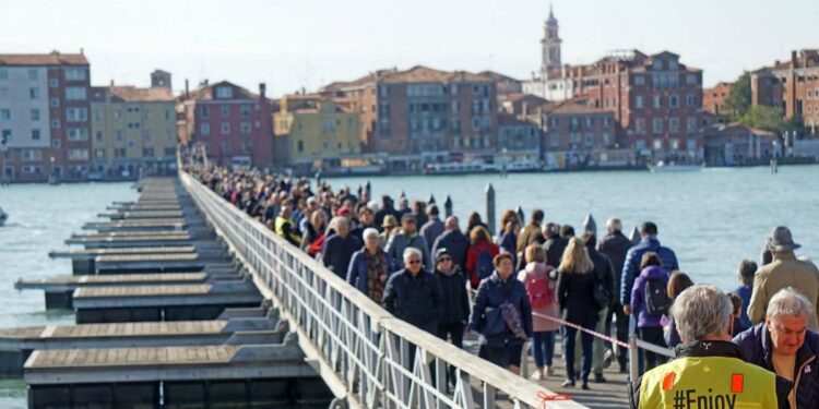 Venezia, ponte galleggiante per il cimitero di San Michele (LaPresse)