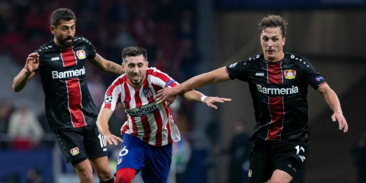 Al centro Hector Herrera con la maglia dell'Atletico Madrid (Foto LaPresse)