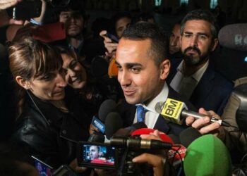 Luigi Di Maio. Dietro di lui, Riccardo Fraccaro (LaPresse)