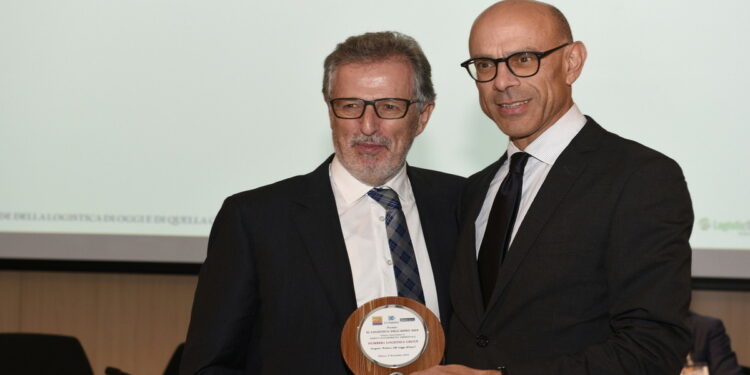 Renzo Sartori riceve il premio "Il logistico dell'anno"