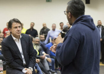 Giuseppe Conte incontra gli operai dell'ex Ilva (Lapresse)