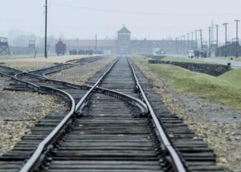 Un ingresso del campo di sterminio di Auschwitz-Birkenau (LaPresse)