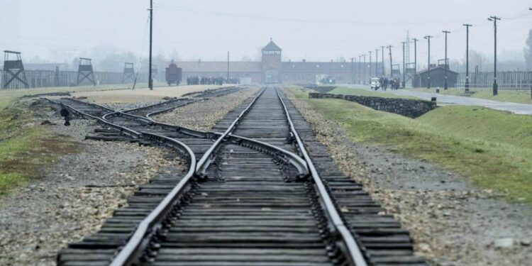 Un ingresso del campo di sterminio di Auschwitz-Birkenau (LaPresse)