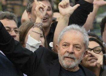 Luiz Inacio Lula da Silva dopo la scarcerazione (Lapresse)