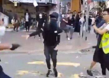 Hong Kong, polizia spara a manifestante (video su Twitter)