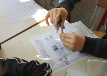 Un momento del lavoro in classe sull'Uomo Vitruviano di Leonardo da Vinci