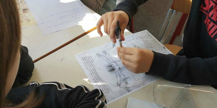 Un momento del lavoro in classe sull'Uomo Vitruviano di Leonardo da Vinci