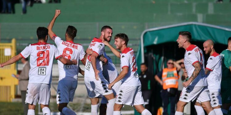 I giocatori del Bari esultano dopo un gol (foto La Presse)