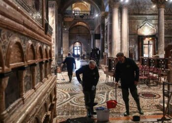 La Basilica di San Marco viene ripulita dall'acqua (LaPresse)