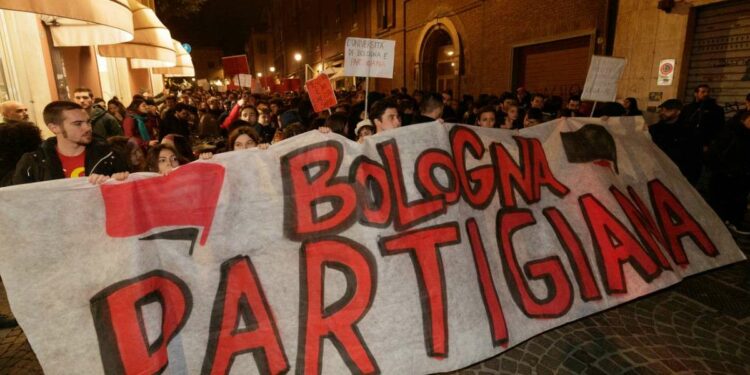 Manifestazione anti-Salvini a Bologna (LaPresse)