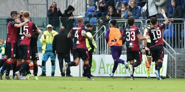 I giocatori del Cagliari esultano dopo un gol (foto: La Presse)