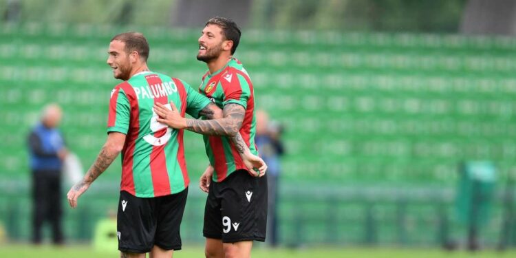 L'abbraccio tra Palumbo e Ferrante, giocatori della Ternana (foto La Presse)