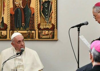 Papa Francesco incontra i vescovi giapponesi in Nunziatura (LaPresse)