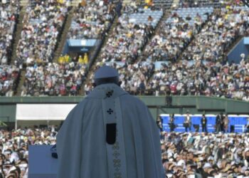 Papa Francesco celebra la Messa nello stadio di Nagasaki (LaPresse)