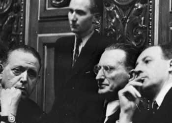 Parigi 10 agosto 1946: Alcide De Gasperi e Giuseppe Saragat alla conferenza di pace di Parigi, nel '46 (LaPresse)