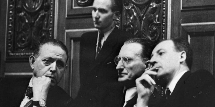 Parigi 10 agosto 1946: Alcide De Gasperi e Giuseppe Saragat alla conferenza di pace di Parigi, nel '46 (LaPresse)