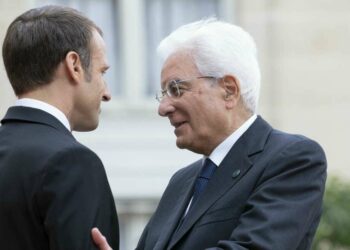 Emmanuel Macron con Sergio Mattarella (LaPresse)