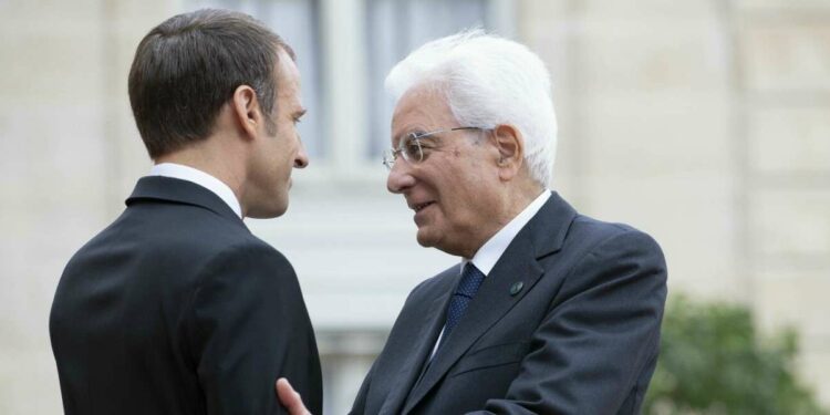 Emmanuel Macron con Sergio Mattarella (LaPresse)